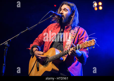 Trezzo sull'adda milano, Italia. 09Mar, 2017. Il cantante italiano-cantautore ANDREA BIAGIONI semifinalist del fattore X Italia 2016 esibirsi dal vivo sul palco di LiveClub apertura della mostra di Afterhours Credito: Rodolfo Sassano/Alamy Live News Foto Stock