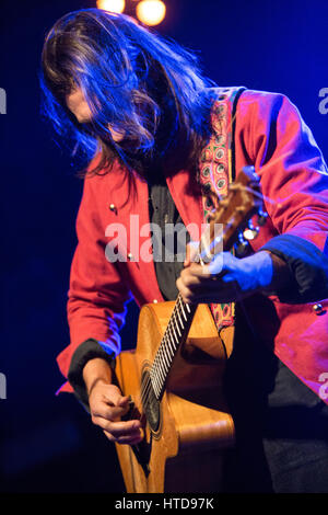 Trezzo sull'adda milano, Italia. 09Mar, 2017. Il cantante italiano-cantautore ANDREA BIAGIONI semifinalist del fattore X Italia 2016 esibirsi dal vivo sul palco di LiveClub apertura della mostra di Afterhours Credito: Rodolfo Sassano/Alamy Live News Foto Stock