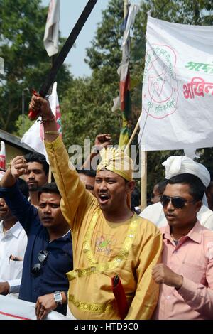 Nagaon, Assam. Decimo Mar, 2017. Tutti gli studenti Assam Unione (AASU) insieme con altre organizzazioni tenendo fuori un 'Satyagrha'rally Nagaon nel distretto di Assam Venerdì, protestando contro la vandalising di AASU ufficio in Silapthar da una organizzazione bengalese lunedì. Credito: DIGANTA TALUKDAR/Alamy Live News Foto Stock