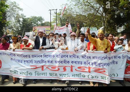 Nagaon, Assam. Decimo Mar, 2017. Tutti gli studenti Assam Unione (AASU) insieme con altre organizzazioni tenendo fuori un 'Satyagrha'rally Nagaon nel distretto di Assam Venerdì, protestando contro la vandalising di AASU ufficio in Silapthar da una organizzazione bengalese lunedì. Credito: DIGANTA TALUKDAR/Alamy Live News Foto Stock