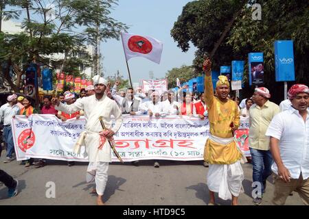 Nagaon, Assam. Decimo Mar, 2017. Tutti gli studenti Assam Unione (AASU) insieme con altre organizzazioni tenendo fuori un 'Satyagrha'rally Nagaon nel distretto di Assam Venerdì, protestando contro la vandalising di AASU ufficio in Silapthar da una organizzazione bengalese lunedì. Credito: DIGANTA TALUKDAR/Alamy Live News Foto Stock