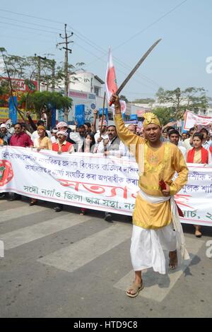 Nagaon, Assam. Decimo Mar, 2017. Tutti gli studenti Assam Unione (AASU) insieme con altre organizzazioni tenendo fuori un 'Satyagrha'rally Nagaon nel distretto di Assam Venerdì, protestando contro la vandalising di AASU ufficio in Silapthar da una organizzazione bengalese lunedì. Credito: DIGANTA TALUKDAR/Alamy Live News Foto Stock