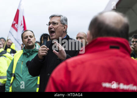 Berlino, Germania. Decimo Mar, 2017. BERND RIEXINGER, presidente del partito della sinistra (tedesco: Die Linke), parla colpisce i lavoratori. La massa dei servizi di trasporto presso il gli aeroporti di Berlino Tegel e Schoenefeld hanno messo il lavoro verso il basso. Quasi tutti i collegamenti hanno dovuto essere annullati. Il motivo per cui lo sciopero è la tariffa in conflitto per le circa 2000 dipendenti, organizzato dal sindacato Verdi. Verdi chiamate per un solo euro in più per ora entro un anno, i datori di lavoro vogliono estendere l'aumento di stipendio per quattro anni. Credito: Jan Scheunert/ZUMA filo/Alamy Live News Foto Stock