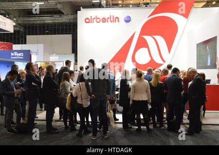 Berlino, Germania. 9 Mar, 2017. Gli aeroporti di Berlino al personale di terra strike hits ITB travel trade show di Berlino, Germania. ITB trade show i visitatori provare a trovare voli da Berlino a Air Berlin stand. Credito: Markku Rainer Peltonen/Alamy Live News Foto Stock