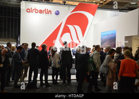 Berlino, Germania. 9 Mar, 2017. Gli aeroporti di Berlino al personale di terra strike hits ITB travel trade show di Berlino, Germania. ITB trade show i visitatori provare a trovare voli da Berlino a Air Berlin stand. Credito: Markku Rainer Peltonen/Alamy Live News Foto Stock