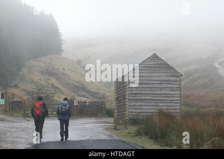 Pont Ar Daf, Brecon Beacons, Powys, Sud, Regno Unito. Decimo Mar, 2017. Meteo REGNO UNITO: grave velatura oggi come walkers iniziare la salita alla penna ventola Y. Credito: Andrew Bartlett/Alamy Live News Foto Stock