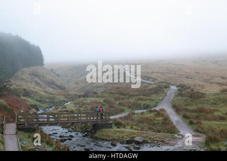 Pont Ar Daf, Brecon Beacons, Powys, Sud, Regno Unito. Decimo Mar, 2017. Meteo REGNO UNITO: grave velatura oggi come walkers iniziare la salita alla penna ventola Y. Credito: Andrew Bartlett/Alamy Live News Foto Stock