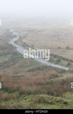 Pont Ar Daf, Brecon Beacons, Powys, Sud, Regno Unito. Decimo Mar, 2017. Meteo REGNO UNITO: grave velatura oggi come walkers iniziare la salita alla penna ventola Y. Credito: Andrew Bartlett/Alamy Live News Foto Stock