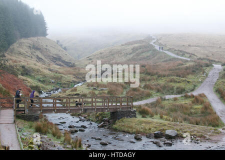 Pont Ar Daf, Brecon Beacons, Powys, Sud, Regno Unito. Decimo Mar, 2017. Meteo REGNO UNITO: grave velatura oggi come walkers iniziare la salita alla penna ventola Y. Credito: Andrew Bartlett/Alamy Live News Foto Stock