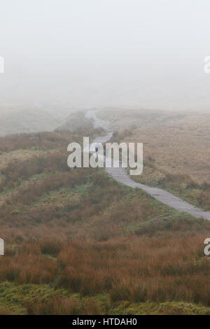 Pont Ar Daf, Brecon Beacons, Powys, Sud, Regno Unito. Decimo Mar, 2017. Meteo REGNO UNITO: grave velatura oggi come walkers iniziare la salita alla penna ventola Y. Credito: Andrew Bartlett/Alamy Live News Foto Stock