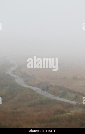 Pont Ar Daf, Brecon Beacons, Powys, Sud, Regno Unito. Decimo Mar, 2017. Meteo REGNO UNITO: grave velatura oggi come walkers iniziare la salita alla penna ventola Y. Credito: Andrew Bartlett/Alamy Live News Foto Stock