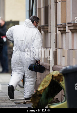 Herne, Germania. Decimo Mar, 2017. Un specialista forense raccolta di elementi di prova presso la scena del crimine in Sedanstrasse (Berlina street) a Herne, Germania, 10 marzo 2017. Marcel H., il presunto assassino di un 9-anno-vecchio ragazzo di nome Jaden, notificato alla polizia di un incendio in Sedanstrasse (Berlina Street) la sera del 09 marzo 2017 che conduce gli investigatori per il corpo di un uomo. Foto: Marcel Kusch/dpa/Alamy Live News Foto Stock