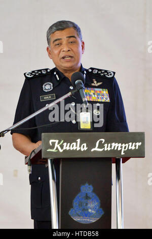 Kuala Lumpur, Malesia. Decimo Mar, 2017. Malaysian National Police chief Khalid Abu Bakar parla durante una conferenza stampa a Kuala Lumpur, Malesia, 10 marzo 2017. La polizia malese ha per la prima volta ha confermato il venerdì che la Repubblica Popolare Democratica di Corea (DPRK) uomo ucciso nell'aeroporto di Kuala Lumpur per essere Kim Jong Nam, fratello del leader della Repubblica popolare democratica di Corea Kim Jong Onu. Credito: Chong Voon Chung/Xinhua/Alamy Live News Foto Stock