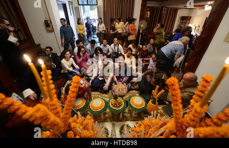 Vientiane, Laos. Decimo Mar, 2017. Foto scattata il 10 marzo 2017 in Vientiane, Laos mostra una scena di baci. Baci è un importante cerimonia praticata nel tradizionale Lao matrimonio. Tradizionale Matrimonio di Lao è normalmente tenuto presso la famiglia della sposa home. La cerimonia di nozze possono essere sia di mattina o di pomeriggio. Credito: Liu Ailun/Xinhua/Alamy Live News Foto Stock