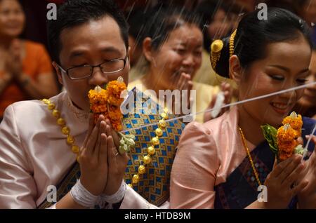 Vientiane, Laos. Decimo Mar, 2017. Foto scattata il 10 marzo 2017 in Vientiane, Laos mostra una scena di baci. Baci è un importante cerimonia praticata nel tradizionale Lao matrimonio. Tradizionale Matrimonio di Lao è normalmente tenuto presso la famiglia della sposa home. La cerimonia di nozze possono essere sia di mattina o di pomeriggio. Credito: Liu Ailun/Xinhua/Alamy Live News Foto Stock