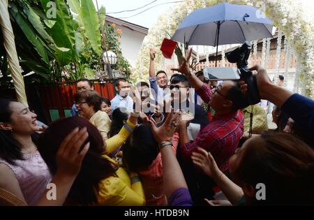 Vientiane, Laos. Decimo Mar, 2017. Sposa i parenti e gli amici hanno cercato di ottenere il denaro della fortuna durante un tradizionale matrimonio Lao tenutasi a Vientiane, Laos, Marzo 10, 2017. Tradizionale Matrimonio di Lao è normalmente tenuto presso la famiglia della sposa home. La cerimonia di nozze possono essere sia di mattina o di pomeriggio. Credito: Liu Ailun/Xinhua/Alamy Live News Foto Stock