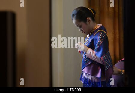 Vientiane, Laos. Decimo Mar, 2017. Sposa mette sulla gioielleria in oro prima del matrimonio tenuto in Vientiane, Laos, Marzo 10, 2017. Tradizionale Matrimonio di Lao è normalmente tenuto presso la famiglia della sposa home. La cerimonia di nozze possono essere sia di mattina o di pomeriggio. Credito: Liu Ailun/Xinhua/Alamy Live News Foto Stock