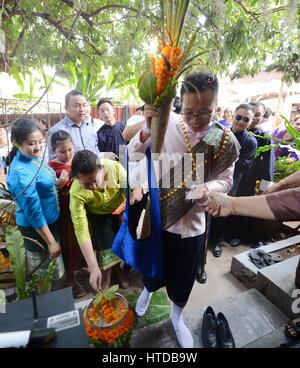 Vientiane, Laos. Decimo Mar, 2017. Lo sposo (anteriore) entra nella casa del bride con i suoi parenti e amici durante un tradizionale matrimonio Lao tenutasi a Vientiane, Laos, Marzo 10, 2017. Tradizionale Matrimonio di Lao è normalmente tenuto presso la famiglia della sposa home. La cerimonia di nozze possono essere sia di mattina o di pomeriggio. Credito: Liu Ailun/Xinhua/Alamy Live News Foto Stock