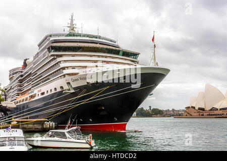 Sydney, Australia. Il 10 marzo 2017. Nave da crociera Queen Victoria azionato da Cunard è ormeggiata presso il Terminal Passeggeri Oltreoceano in Sydney Circular Quay. Credito: martin berry/Alamy Live News Foto Stock