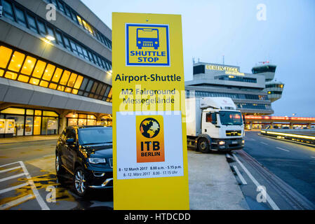 Berlino, Germania. Decimo Mar, 2017. Un segnale di stop per un servizio di bus navetta per l'ITB turismo internazionale di commercio equo può essere visto nelle prime ore del mattino di fronte all'aeroporto Tegel i morsetti a Berlino, Germania, 10 marzo 2017. Foto: Gregor Fischer/dpa/Alamy Live News Foto Stock