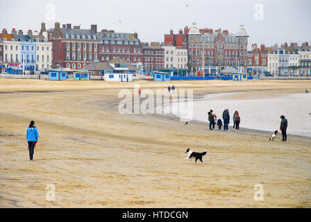 Weymouth e Portland, Dorset, 2017, temperature crescenti porta il mare di nebbia, come persone per godersi la spiaggia e il porto in un giorno nuvoloso Foto Stock