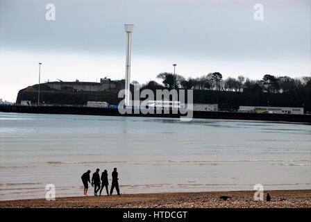 Weymouth e Portland, Dorset, 2017, temperature crescenti porta il mare di nebbia, come persone per godersi la spiaggia e il porto in un giorno nuvoloso Foto Stock