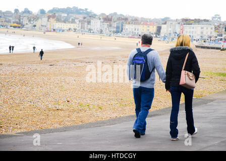 Weymouth e Portland, Dorset, 2017, temperature crescenti porta il mare di nebbia, come persone per godersi la spiaggia e il porto in un giorno nuvoloso Foto Stock