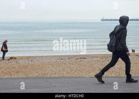 Weymouth e Portland, Dorset, 2017, temperature crescenti porta il mare di nebbia, come persone per godersi la spiaggia e il porto in un giorno nuvoloso Foto Stock