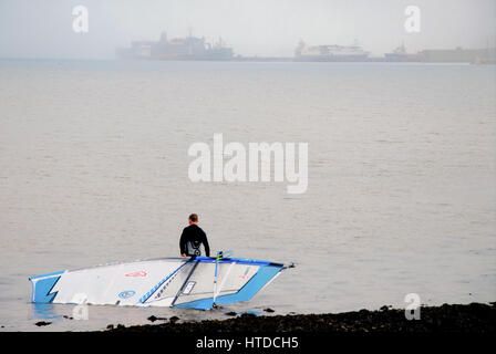 Weymouth e Portland, Dorset, 2017, temperature crescenti porta il mare di nebbia, come persone per godersi la spiaggia e il porto in un giorno nuvoloso Foto Stock