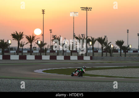 Circuito di Losail, in Qatar. Decimo Mar, 2017. Il sole tramonta sopra la pista durante il giorno uno del MotoGP test invernali al sul Circuito Internazionale di Losail. Credito: Gina Layva/Alamy Live News Foto Stock