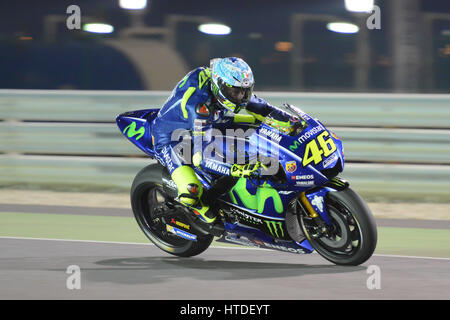 Circuito di Losail, in Qatar. Decimo Mar, 2017. Valentino Rossi che corre in Yamaha in pista durante il giorno uno del MotoGP test invernali al sul Circuito Internazionale di Losail. Credito: Gina Layva/Alamy Live News Foto Stock