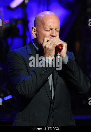 NEW YORK, NY - Marzo 9 : Bruce Willis esegue sul palco a 'amore rocce NYC! Un cambiamento sta andando venire: celebrando le canzoni di pace, di amore e di speranza di un concerto benefico per l'amore di Dio che siamo in grado di offrire al Beacon Theatre il 9 marzo 2017 in New York City. @John Palmer / Media punzone Foto Stock