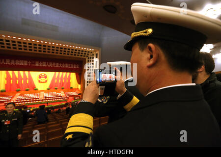 Pechino, Cina. 8 Mar, 2017. Cinese delegati militari rappresentano per le foto davanti alla seconda sessione plenaria del XII congresso nazionale del popolo (ANP) che si terrà presso la Grande Sala del Popolo di Pechino il 8 marzo 2017. Della Cina di top diplomat Ministro degli Esteri Wang Yi ha avvertito che gli Stati Uniti e la Corea del Nord sono impostati per un ''collisione frontale'' con nessuno dei due lati disposti a cedere. Credito: Stephen rasoio/ZUMA filo/Alamy Live News Foto Stock