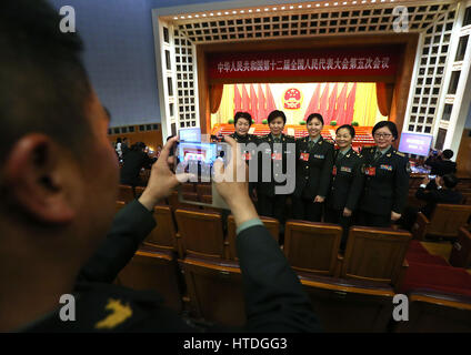 Pechino, Cina. 8 Mar, 2017. Cinese delegati militari rappresentano per le foto davanti alla seconda sessione plenaria del XII congresso nazionale del popolo (ANP) che si terrà presso la Grande Sala del Popolo di Pechino il 8 marzo 2017. Della Cina di top diplomat Ministro degli Esteri Wang Yi ha avvertito che gli Stati Uniti e la Corea del Nord sono impostati per un ''collisione frontale'' con nessuno dei due lati disposti a cedere. Credito: Stephen rasoio/ZUMA filo/Alamy Live News Foto Stock