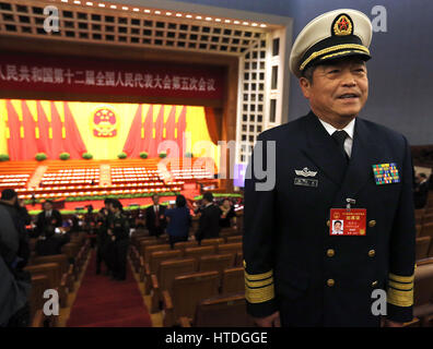 Pechino, Cina. 8 Mar, 2017. Cinese delegati militari rappresentano per le foto davanti alla seconda sessione plenaria del XII congresso nazionale del popolo (ANP) che si terrà presso la Grande Sala del Popolo di Pechino il 8 marzo 2017. Della Cina di top diplomat Ministro degli Esteri Wang Yi ha avvertito che gli Stati Uniti e la Corea del Nord sono impostati per un ''collisione frontale'' con nessuno dei due lati disposti a cedere. Credito: Stephen rasoio/ZUMA filo/Alamy Live News Foto Stock