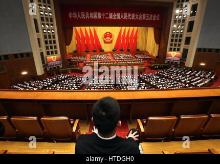 Pechino, Cina. 8 Mar, 2017. Cinese di alti dirigenti e funzionari di ascoltare un discorso tenuto dal presidente del comitato permanente Zhang Dejiang durante la seconda sessione plenaria del XII congresso nazionale del popolo (ANP) che si terrà presso la Grande Sala del Popolo di Pechino il 8 marzo 2017. Della Cina di top diplomat Ministro degli Esteri Wang Yi ha avvertito che gli Stati Uniti e la Corea del Nord sono impostati per un ''collisione frontale'' con nessuno dei due lati disposti a cedere. Foto di Stefano rasoio/UPI Credit: stephen rasoio/ZUMA filo/Alamy Live News Foto Stock