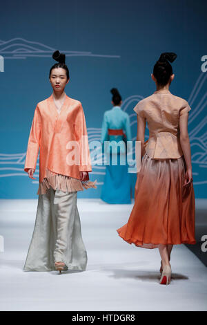 Pechino, Cina. Decimo Mar, 2017. I modelli presenti creazioni realizzate dal dottor Chu Yan presso il Beijing Institute of Fashion Technology di Pechino, capitale della Cina, 10 marzo 2017. Credito: Shen Bohan/Xinhua/Alamy Live News Foto Stock