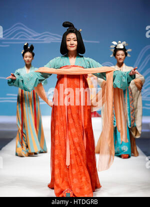 Pechino, Cina. Decimo Mar, 2017. I modelli presenti creazioni realizzate dal dottor Chu Yan presso il Beijing Institute of Fashion Technology di Pechino, capitale della Cina, 10 marzo 2017. Credito: Shen Bohan/Xinhua/Alamy Live News Foto Stock