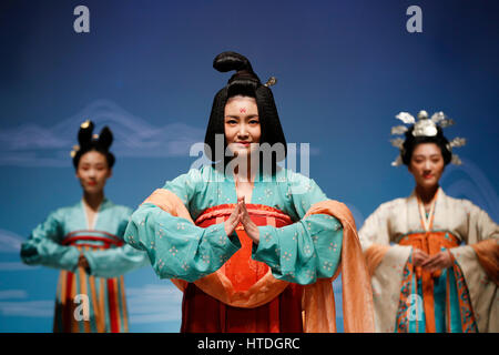 Pechino, Cina. Decimo Mar, 2017. I modelli presenti creazioni realizzate dal dottor Chu Yan presso il Beijing Institute of Fashion Technology di Pechino, capitale della Cina, 10 marzo 2017. Credito: Shen Bohan/Xinhua/Alamy Live News Foto Stock