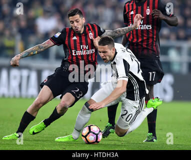 Torino, Italia. Decimo Mar, 2017. Marko Pjaca (R) della Juventus vies con Jose Sosa di AC Milano durante il campionato italiano di una partita di calcio tra Juventus e AC Milan, a torino, Italia, 10 marzo 2017. La Juventus ha vinto 2-1. Credito: Alberto Lingria/Xinhua/Alamy Live News Foto Stock