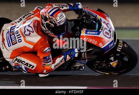 Doha. Decimo Mar, 2017. Il Team Ducati del pilota italiano Andrea Dovizioso assume un angolo durante i test pre-stagione al Circuito Internazionale di Losail in Qatar la capitale Doha il 10 marzo 2017, in vista del Gran Premio del Qatar che si terrà dal 23 al 26 marzo. Credito: Nikku/Xinhua/Alamy Live News Foto Stock