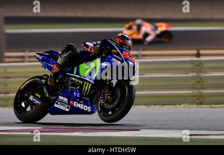 Doha. Decimo Mar, 2017. Movistar Yamaha MotoGP il pilota spagnolo MAVERICK VINALES prende parte alla i test pre-stagione sul circuito Internazionale di Losail in Qatar la capitale Doha il 10 marzo 2017, in vista del Gran Premio del Qatar che si terrà dal 23 al 26 marzo. Credito: Nikku/Xinhua/Alamy Live News Foto Stock