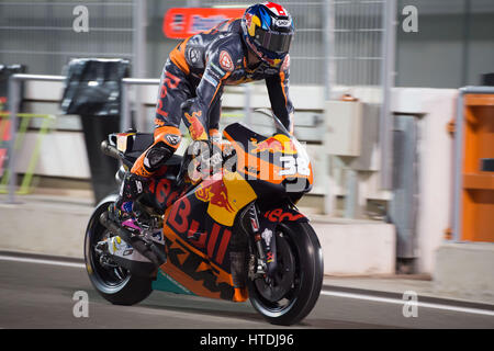 Circuito di Losail, in Qatar. Il 10 marzo 2017. Il pilota inglese Bradley Smith corse la sua KTM Red Bull bike in pit lane durante il primo giorno della MotoGP Qatar test invernali Credito: Tom Morgan/Alamy Live News Foto Stock