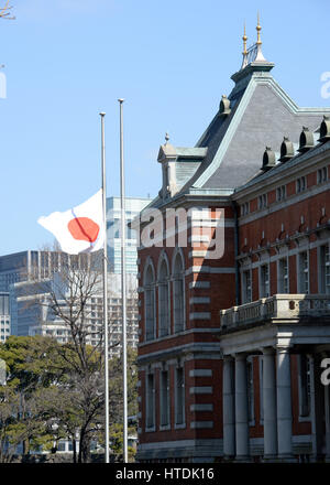 Tokyo. Undicesimo Mar, 2017. La nazionale giapponese batte bandiera a mezz' asta a Tokyo, il 11 marzo 2017, per contrassegnare il sesto anniversario del 2011 il terremoto e lo tsunami che ha colpito il nord-est del Giappone e ha lasciato più di 18.000 morti o mancanti. Credito: Ma Ping/Xinhua/Alamy Live News Foto Stock