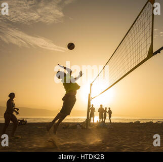 Pallavolo sulla spiaggia al tramonto sulla spiaggia di Las Canteras, Las Palmas di Gran Canaria Isole Canarie Spagna. Foto Stock