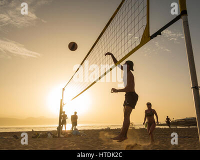 Pallavolo sulla spiaggia al tramonto sulla spiaggia di Las Canteras, Las Palmas di Gran Canaria Isole Canarie Spagna. Foto Stock