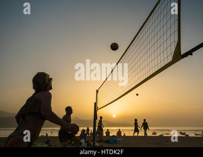 Pallavolo sulla spiaggia al tramonto sulla spiaggia di Las Canteras, Las Palmas di Gran Canaria Isole Canarie Spagna. Foto Stock