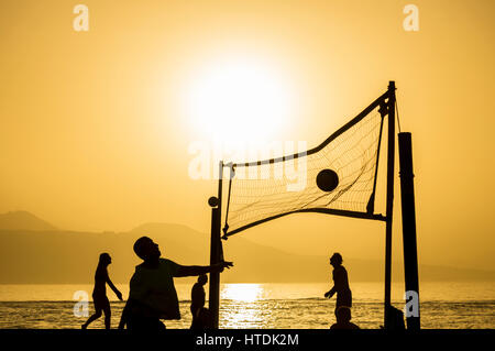 Pallavolo sulla spiaggia al tramonto sulla spiaggia di Las Canteras, Las Palmas di Gran Canaria Isole Canarie Spagna. Foto Stock