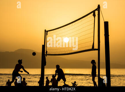 Pallavolo sulla spiaggia al tramonto sulla spiaggia di Las Canteras, Las Palmas di Gran Canaria Isole Canarie Spagna. Foto Stock