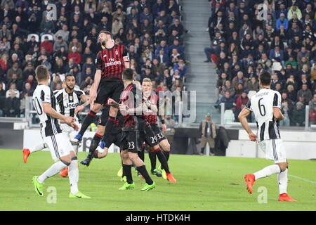 Mattia De Sciglio (centro) in azione durante la serie di una partita di calcio tra Juventus e AC Milan alla Juventus Stadium il 10 marzo 2017 a Torino, Italia. La Juventus ha vinto 2-1 su Milano. Foto Stock